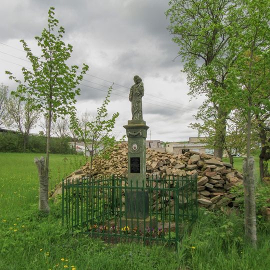 Pomník v Bystřeci u zemědělského areálu