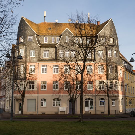 Mietshaus in geschlossener Bebauung am Platz Sternplatz 1