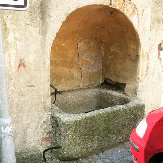 Kamenná nádrž na vodu u domu Děkanská 84 ve Frýdlantu