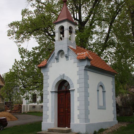 Kaple na návsi v obci Dolní Nezly