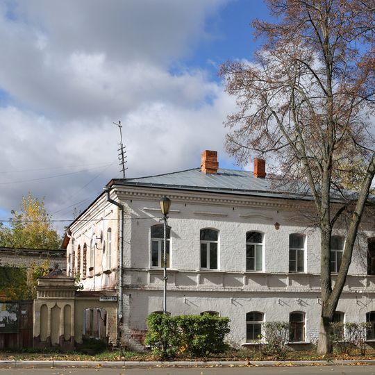 Дом жилой с каменными воротами