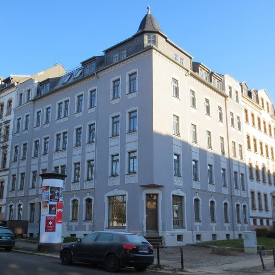 Mietshaus in geschlossener Bebauung in Ecklage mit Vorgarten Hilbersdorfer Straße 40