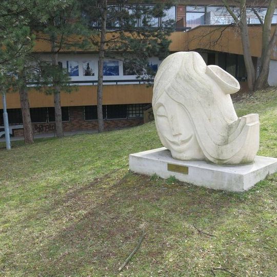 Socha Voda před knihovnou v Moskevské ulici v Mostě