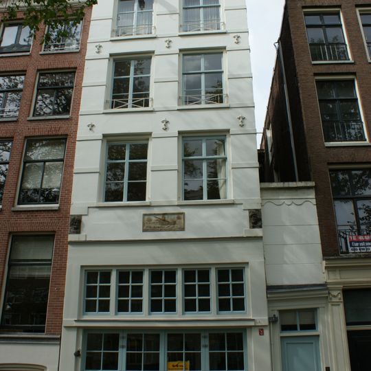 Pand met gevel met puifries onder rechte lijst