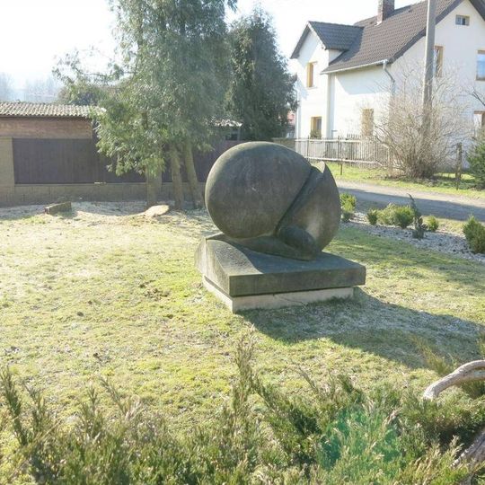 Kamenná plastika v centru Stružnice