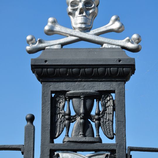 Begraafplaats: smeedijzeren hek