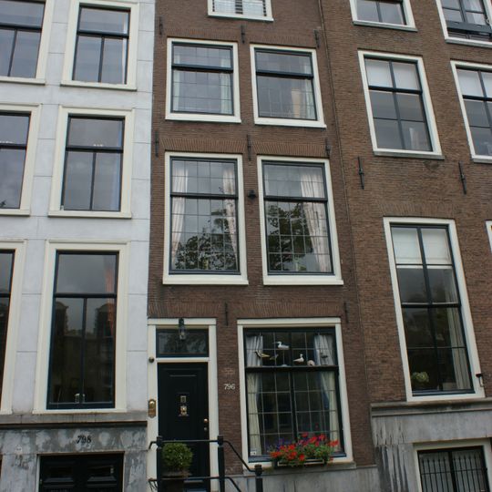 Pand met gevel onder rechte lijst