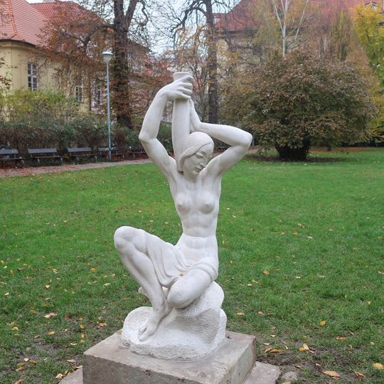 Statue Girl with amphora