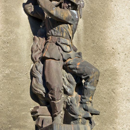 Plastik eines Feuerwehrmanns