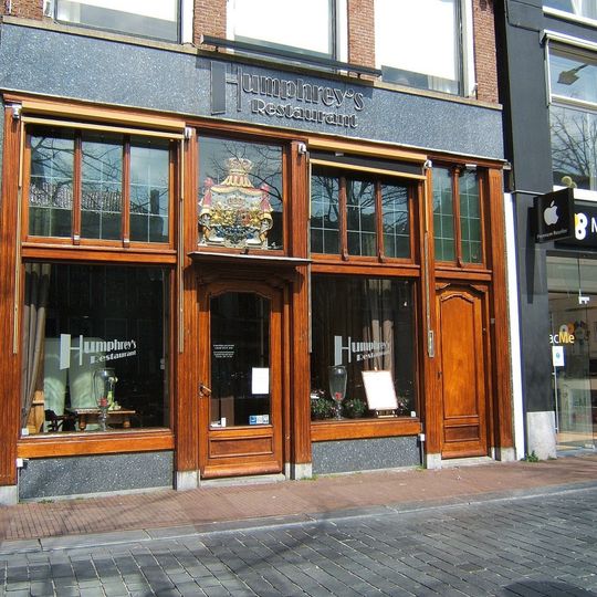 Pand met twee verdiepingen met voorbouw met schilddak