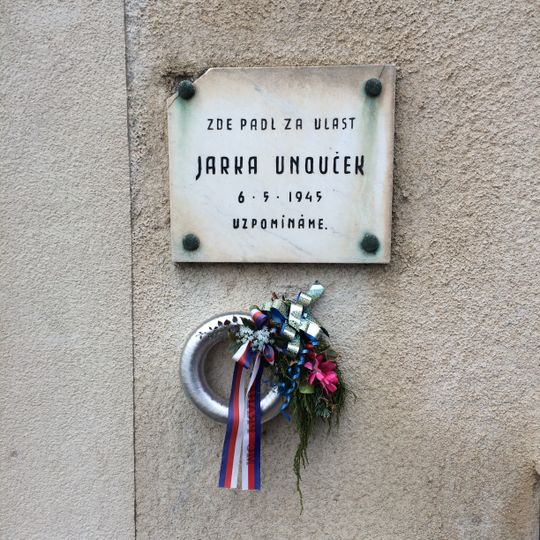 Pamětní deska Jarky Vnoučka
