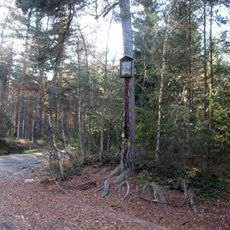 Obrázek na rozcestí v lese severně od Zahrádky