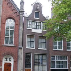 Pand met ingezwenkte halsgevel