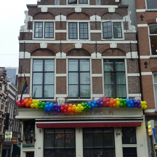 Hoekhuis van het 'type met grote blokken' en zowel aan voor- als zijkant een trapgevel en 5 koppen in het fries