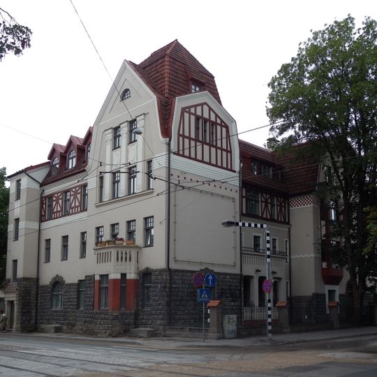 Dzīvojamā ēka, tagad administratīvā ēka