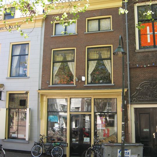 Pand met eenvoudig lijstgeveltje met lage bovenverdieping