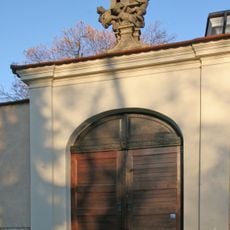 Ohradní zeď u kostela svatého Františka Serafinského v Golčově Jeníkově, s branou