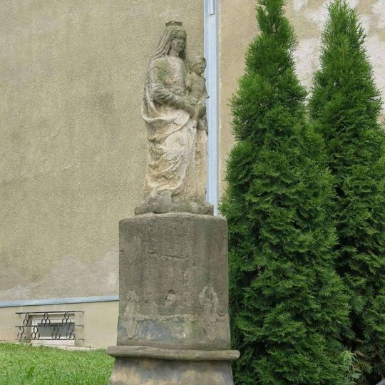 Socha Madony v Kostelní ulici v Novosedlicích