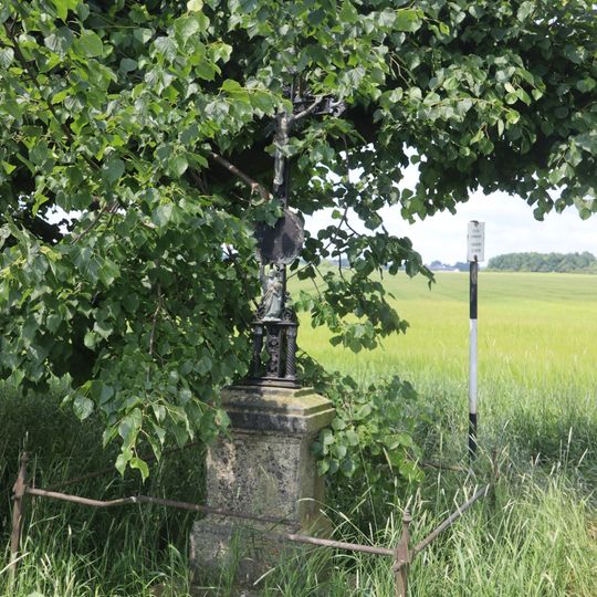 Kříž v poli u Pálovic