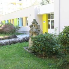 Socha Mateřství před školkou Pražská 2812 ve Varhsdorfu
