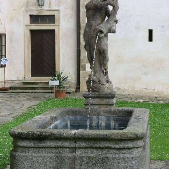 Kašna se sochou Neptuna na zámku v Horšovském Týně