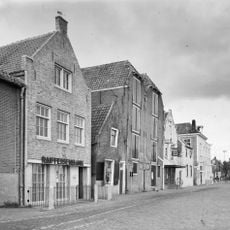 Huis onder zadeldak en met topgevel