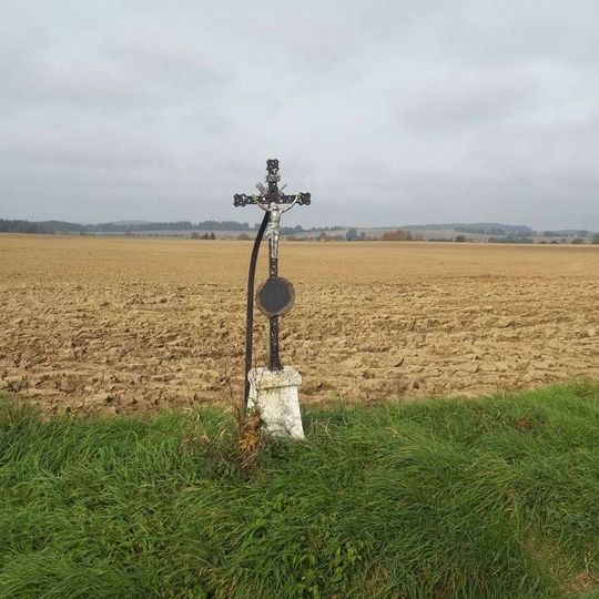 Kříž východně od Chotěmic
