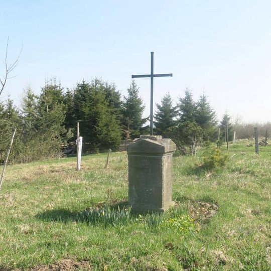 Kříž u cesty k Husově vrchu v Cínovci