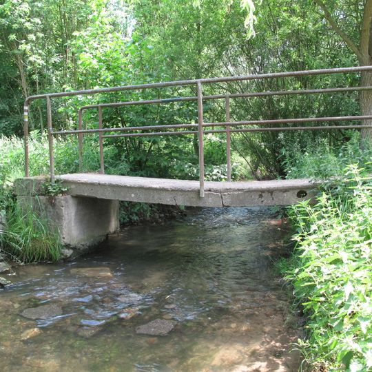 Lávka přes Únětický potok pod Kozími hřbety