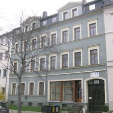 Mietshaus in geschlossener Bebauung sowie Hinterhaus und Vorgarten Klarastraße 26