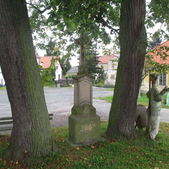 Kříž v Hluboké na návsi