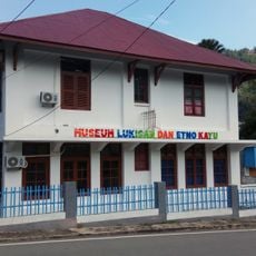 Museum of Paintings and Ethnos of Wood