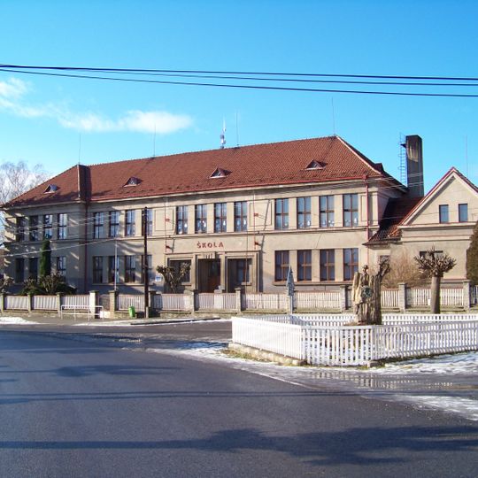 Památník v Mutějovicích na křižovatce