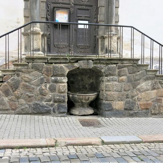Malá kašna pod schody ke kostelu svatého Václava v Chebu
