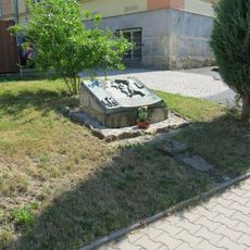 Pomník osvobození u školy v Ludvíkovicích