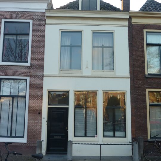 Pand met gepleisterde lijstgevel