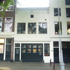 Pand met houten gevel onder rechte lijst met consoles en triglyfen