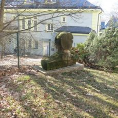 Kamenná plastika mezi budovami F2 a N nemocnice v Liberci