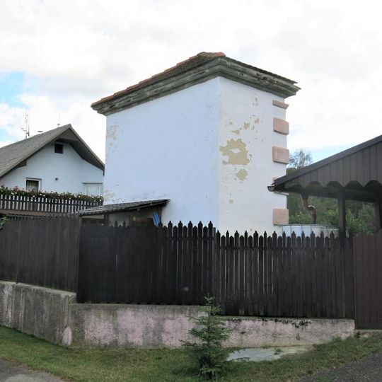 Kaplička částečně zaniklé křížové cesty u domu čp. 164 v Starém Hrozňatově