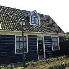 Geheel houten huis onder zadeldak