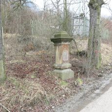 Podstavec ulomeného kříže u cesty na severním okraji Liběšic