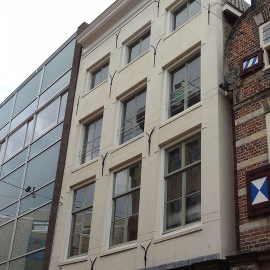 Huis met lijstgevel, achter welks bovendeel de zeer hoge, middeleeuwse kap schuil gaat