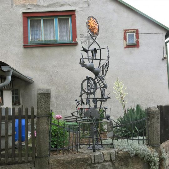 Kovová plastika Kovářská DNA u domu Poštovní 36 v Bečově nad Teplou