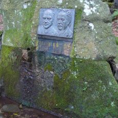 Pomníček umělců Ondrúška a Táborského u cesty na zříceninu Obřany