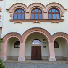 Pamětní deska v Lanžhotě na zdi základní školy