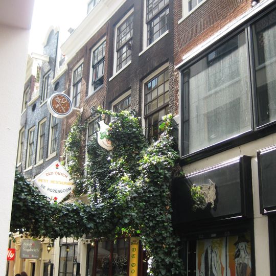 Pand met gevel onder rechte lijst, met uitstalkast in de houten pui