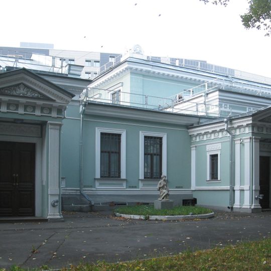 Парковая скульптура перед главным фасадом