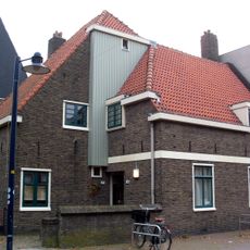 Dubbel woonhuis, nu woonhuis en winkel, behorende bij het complex 'Doopsgezinde kerk Zijdstraat'