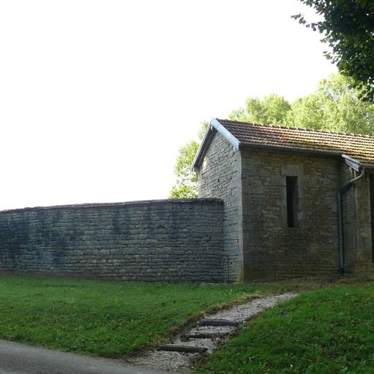 Fontaine-lavoir et cimetière de Pennesières