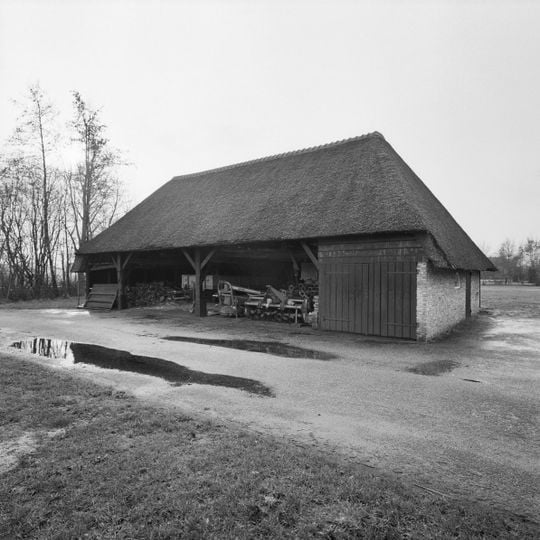 Wagenschuur onder dwars rieten schilddak